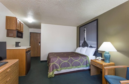 Houghton Lake Hotel | Super 8 by Wyndham Houghton Lake