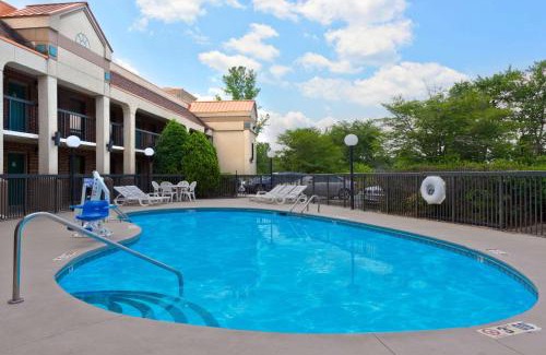 Huntersville Hotel | Super 8 by Wyndham Huntersville/Charlotte Area