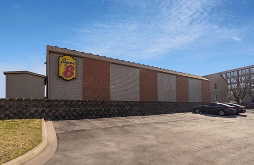 Waldron Hotel | Super 8 by Wyndham Kansas City Airport North