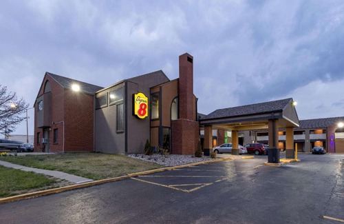 Waldron Hotel | Super 8 by Wyndham Kansas City Airport North
