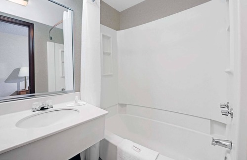 Kenmore Hotel | Super 8 by Wyndham Kenmore/Buffalo/Niagara Falls Area