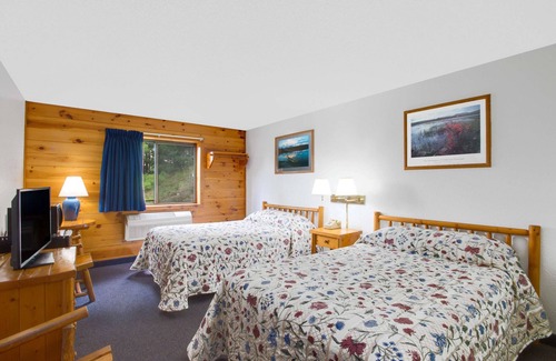 Lake George Hotel | Super 8 by Wyndham Lake George/Warrensburg Area