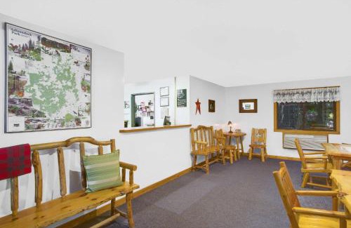 Lake George Hotel | Super 8 by Wyndham Lake George/Warrensburg Area