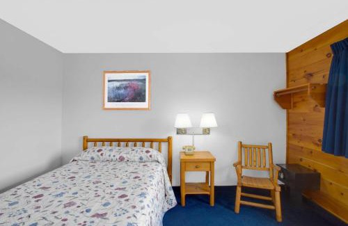 Lake George Hotel | Super 8 by Wyndham Lake George/Warrensburg Area