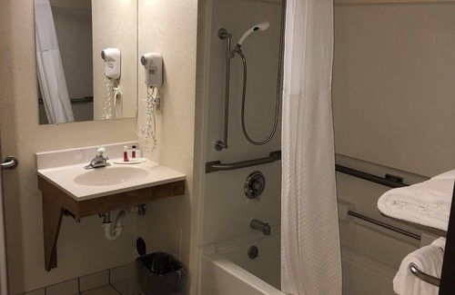 Manchester Hotel | Super 8 by Wyndham Manchester Airport