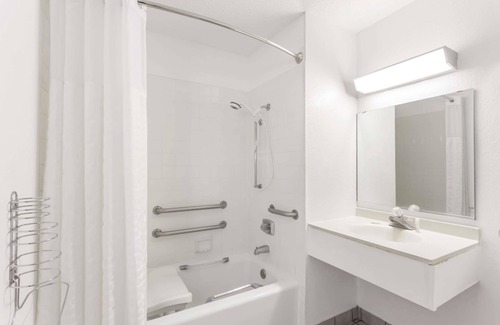 Mundelein Hotel | Super 8 by Wyndham Mundelein/Libertyville Area