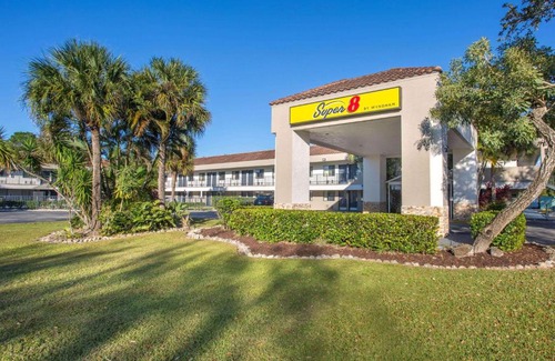 Rural Estates Hotel | Super 8 by Wyndham Naples