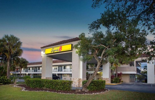 Rural Estates Hotel | Super 8 by Wyndham Naples