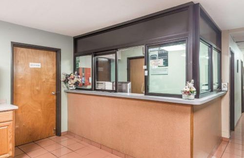 O'Fallon Hotel | Super 8 by Wyndham O'Fallon MO/St. Louis Area