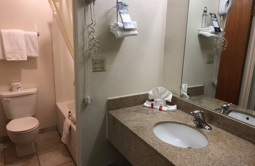 Ontario Hotel | Super 8 by Wyndham Ontario