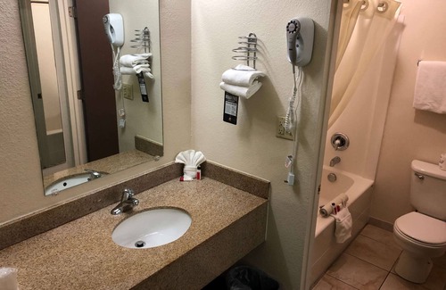 Ontario Hotel | Super 8 by Wyndham Ontario