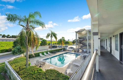 Orlando Hotel | Super 8 by Wyndham Orlando Near Florida Mall