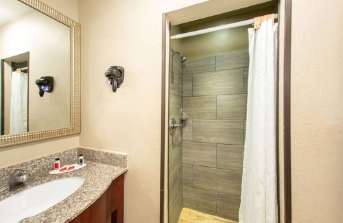 South Pensacola Hotel | Super 8 by Wyndham Pensacola NAS Area