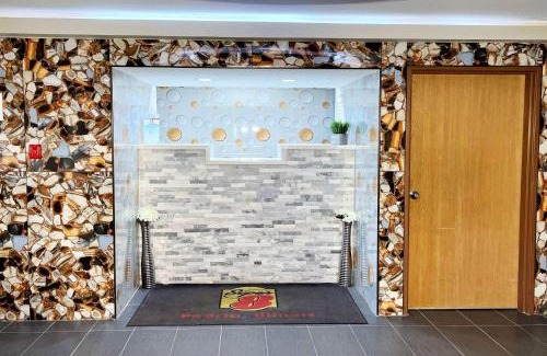 Peoria Hotel | Super 8 by Wyndham Peoria