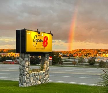 Petoskey Hotel | Super 8 by Wyndham Petoskey