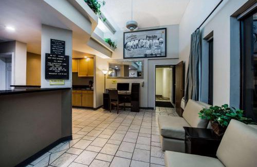 Pueblo Hotel | Super 8 by Wyndham Pueblo
