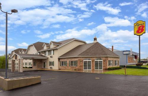 Reedsburg Hotel | Super 8 by Wyndham Reedsburg
