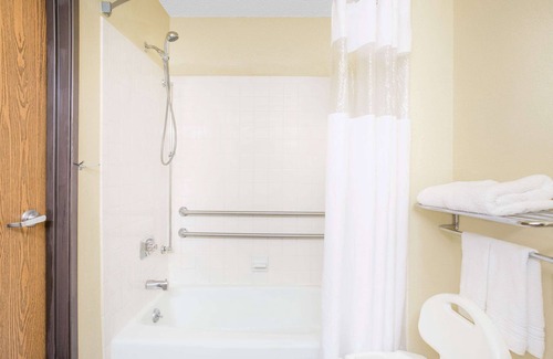 Roanoke Hotel | Super 8 by Wyndham Roanoke VA