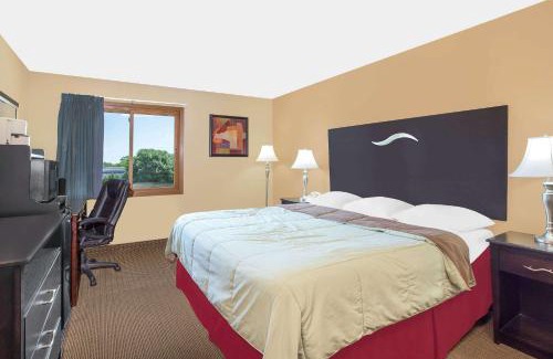 Sheboygan Hotel | Super 8 by Wyndham Sheboygan WI