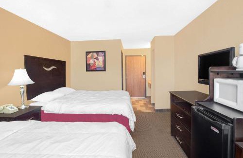 Sheboygan Hotel | Super 8 by Wyndham Sheboygan WI