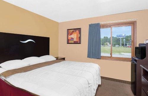 Sheboygan Hotel | Super 8 by Wyndham Sheboygan WI