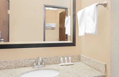 Sheboygan Hotel | Super 8 by Wyndham Sheboygan WI