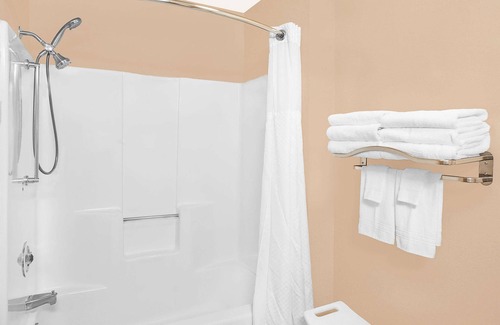Sheboygan Hotel | Super 8 by Wyndham Sheboygan WI