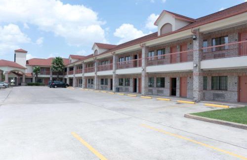 Stafford Hotel | Super 8 by Wyndham Stafford Sugarland Area