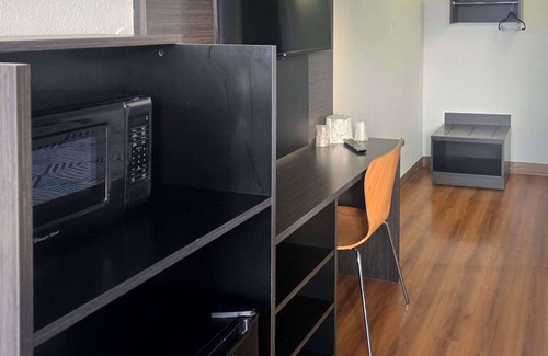Tracy Hotel | Super 8 by Wyndham Tracy