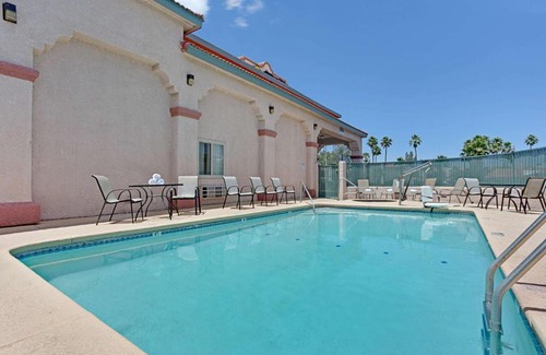 Downtown Tucson Hotel | Super 8 by Wyndham Tucson Downtown Convention Center