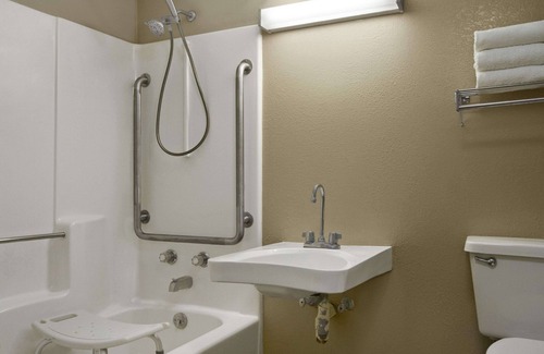 Tupelo Hotel | Super 8 by Wyndham Tupelo Airport