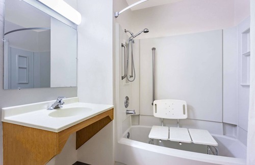 Buena Hotel | Super 8 by Wyndham Union Gap Yakima Area