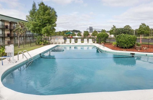 Valdosta Hotel | Super 8 by Wyndham Valdosta Mall