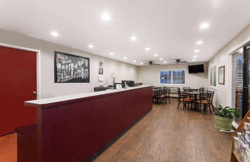 Visalia Hotel | Super 8 by Wyndham Visalia