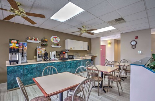 Waterloo Hotel | Super 8 by Wyndham Waterloo