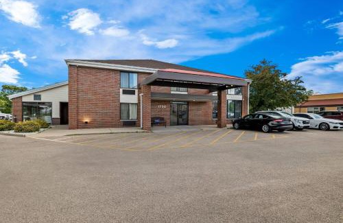 Watertown Hotel | Super 8 by Wyndham Watertown WI