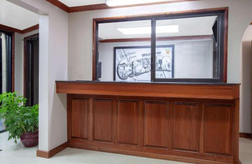 Waycross Hotel | Super 8 by Wyndham Waycross GA