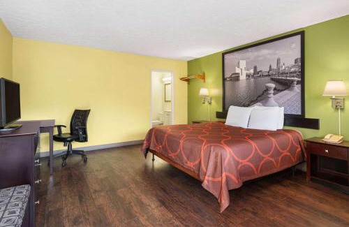 Youngstown Hotel | Super 8 by Wyndham Youngstown Girard