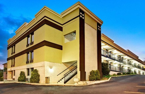 Southwest Raleigh Hotel | Super 8 Downtown Raleigh