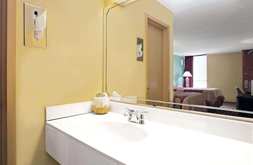 Southwest Raleigh Hotel | Super 8 Downtown Raleigh