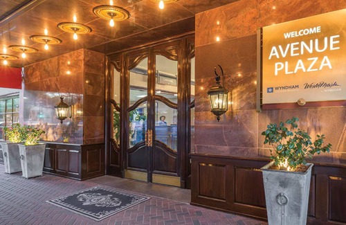 Faubourg Lafayette Apartment | Super Bowl Weekend in New Orleans! 1BR sleeps 4 w/kitchen on streetcar route!