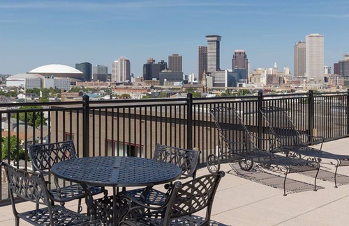Faubourg Lafayette Apartment | Super Bowl Weekend in New Orleans! 1BR sleeps 4 w/kitchen on streetcar route!