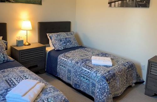 Mira Loma House | Super Clean Cozy Guest Room in A Family House