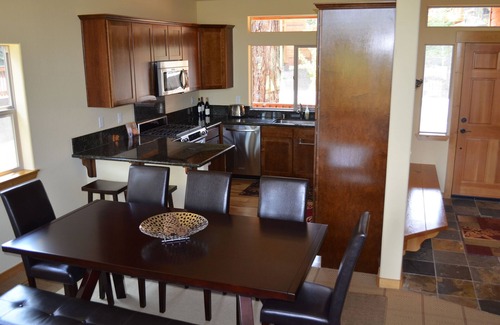 Truckee House | SUPER CLEAN Luxury home w/hot tub & steam shower. Walk to town & regional park!