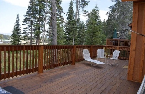 Truckee House | SUPER CLEAN Luxury home w/hot tub & steam shower. Walk to town & regional park!
