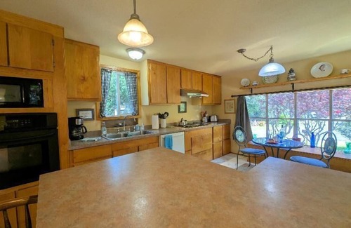 Florence House | Super close to Heceta Beach, Dog And kid Friendly, Fenced Yard 'Smugglers Cove'