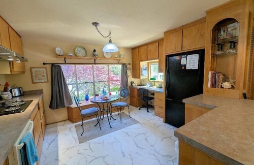 Florence House | Super close to Heceta Beach, Dog And kid Friendly, Fenced Yard 'Smugglers Cove'