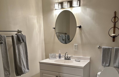 Woodbine Apartment | Super comfy 1 bedroom apartment close to downtown