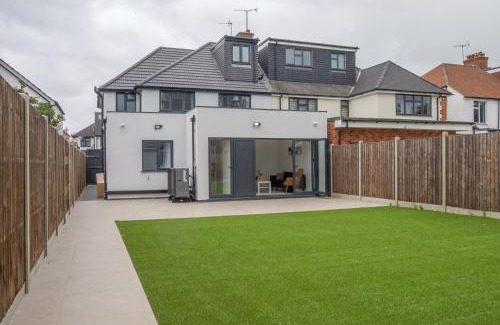Harrow Apartment | Super Comfy 7-Bed House near The Great Barn Harrow with 3 Private Parking