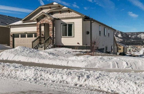 Monument House | Super Cool Monument Home with Pikes Peak view